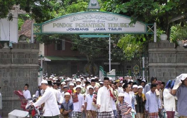 ELAJAR DARI PESANTREN TEBUIRENG: TIDAK DIBANTU PEMERINTAH, TAPI UNGGUL
